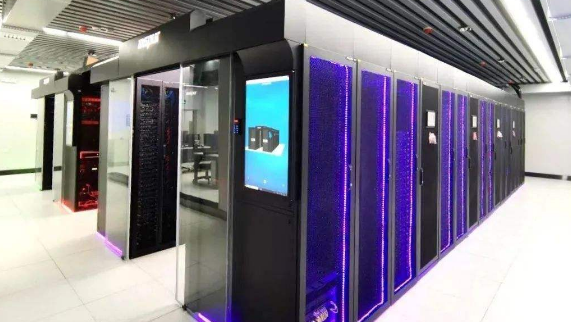 服務器性能強大，拓展性強，一般適合較大規模的網站或者應用